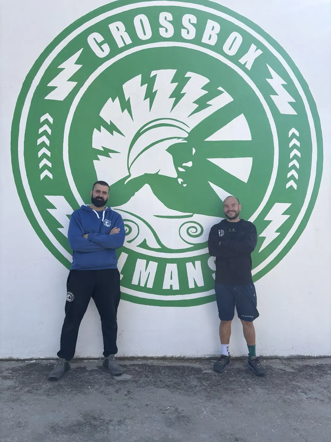 Dani y Javo frente al logotipo de Crossbox Almansa