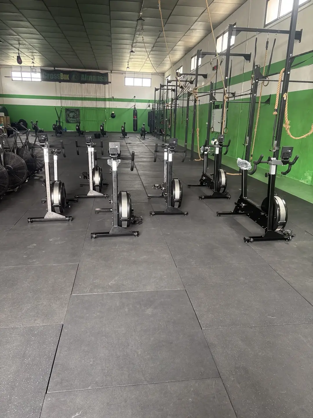 Zona de entrenamiento de Crossbox Almansa con remos, bicicletas y estructura de fuerza